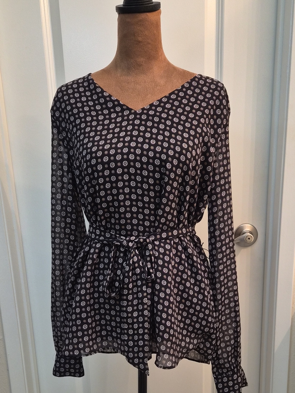 Ann Taylor Factory Black & White Printed Long-Sleeve V-Neck Tie-Waist Dress